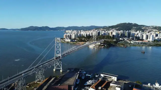 Ponte Hercílio Luz e orla de Florianópolis, fotografia institucional